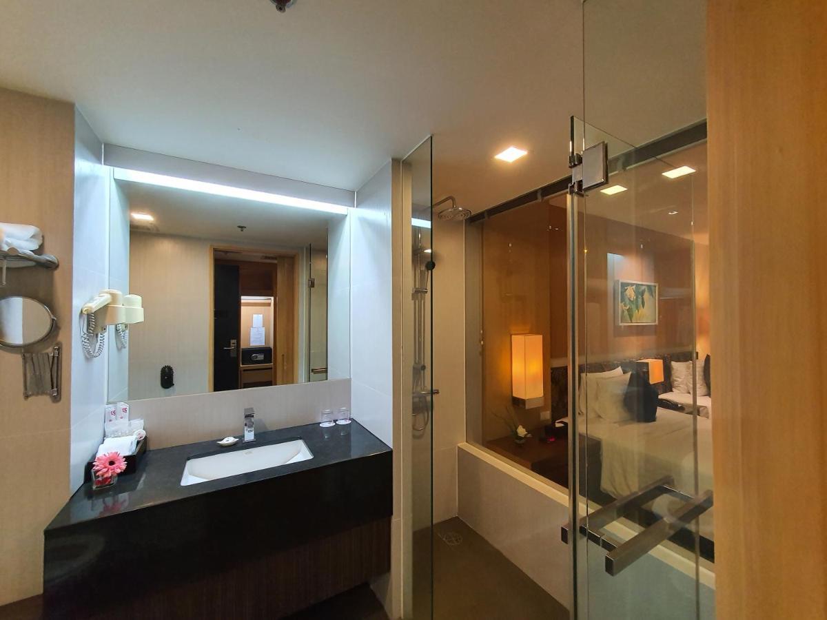 Amaranth Suvarnabhumi Hotel Bangkok Exterior photo Bathroom of a Premier Deluxe Room