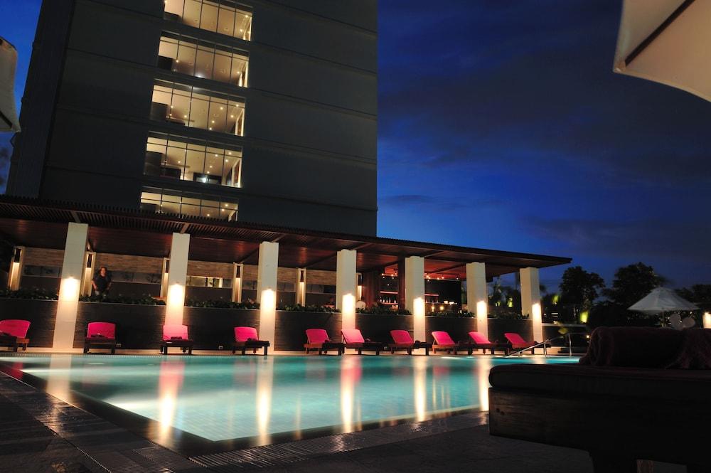 Amaranth Suvarnabhumi Hotel Bangkok Exterior photo The pool at the hotel