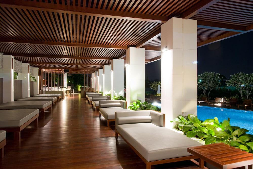 Amaranth Suvarnabhumi Hotel Bangkok Exterior photo The pool at the hotel