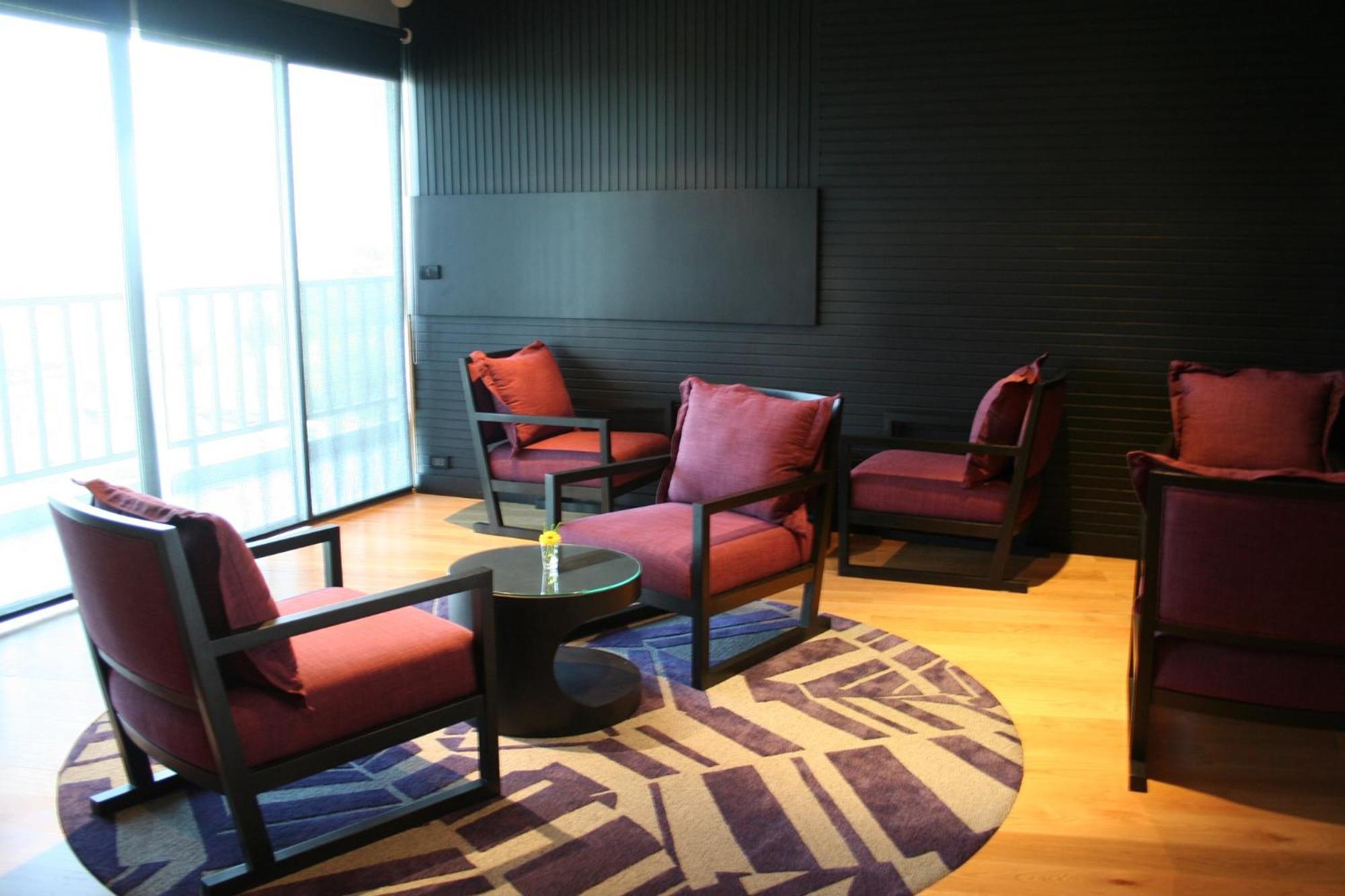 Amaranth Suvarnabhumi Hotel Bangkok Exterior photo The interior of the lounge
