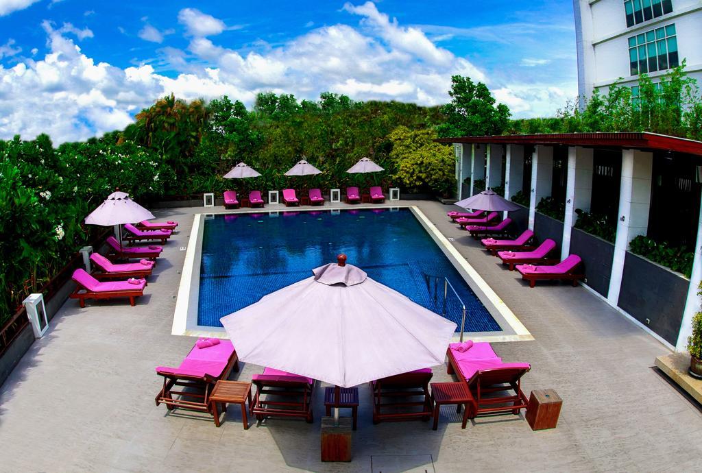 Amaranth Suvarnabhumi Hotel Bangkok Exterior photo The pool at the hotel