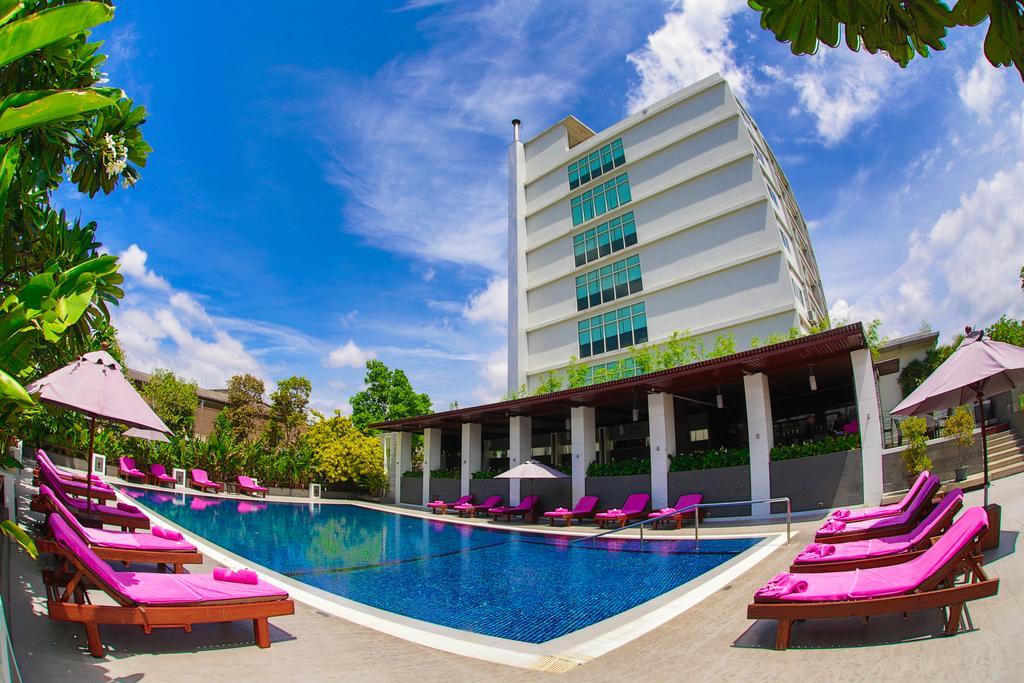 Amaranth Suvarnabhumi Hotel Bangkok Exterior photo The Royal