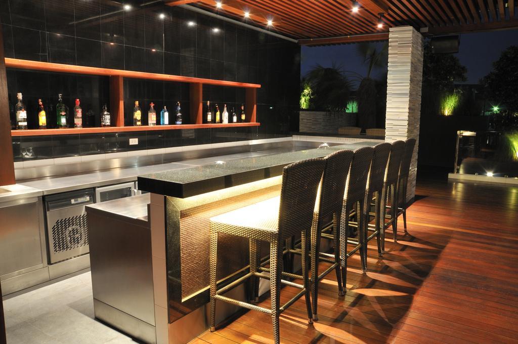 Amaranth Suvarnabhumi Hotel Bangkok Exterior photo The bar at the Sky Bar