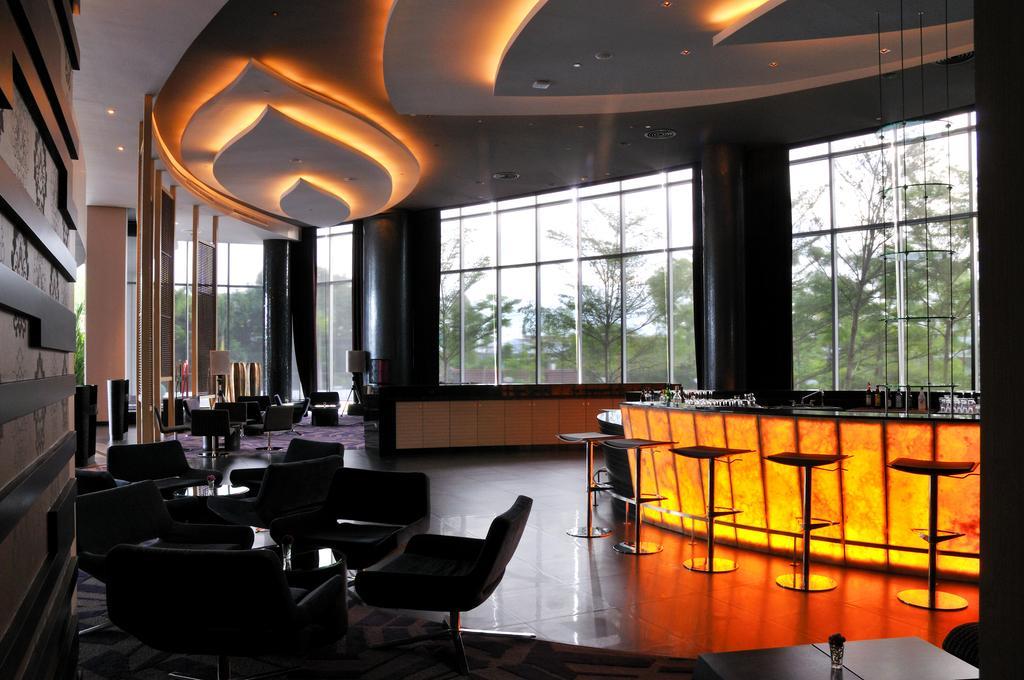 Amaranth Suvarnabhumi Hotel Bangkok Exterior photo The bar at the Westin